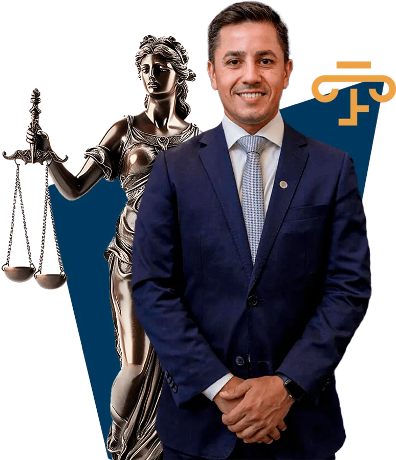 Felipe Lima, advogado fundador, de terno azul ao lado da estátua da Justiça